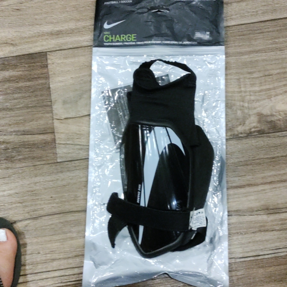 Nike charge shin guards. Sz. M